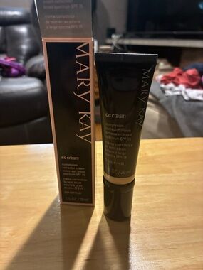 Mary Kay CC Cream SPF 15 – Lightweight Complexion Corrector very light
